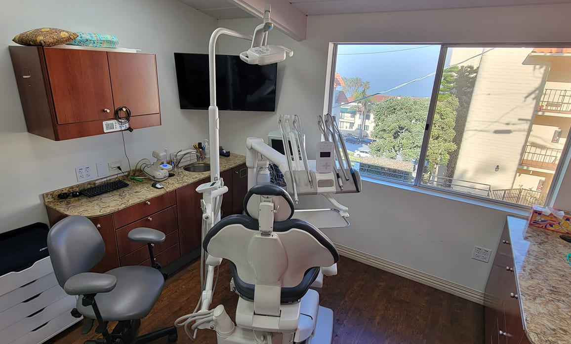 Patient chair dental specialists in La Jolla, Dr. John E. Lofthus